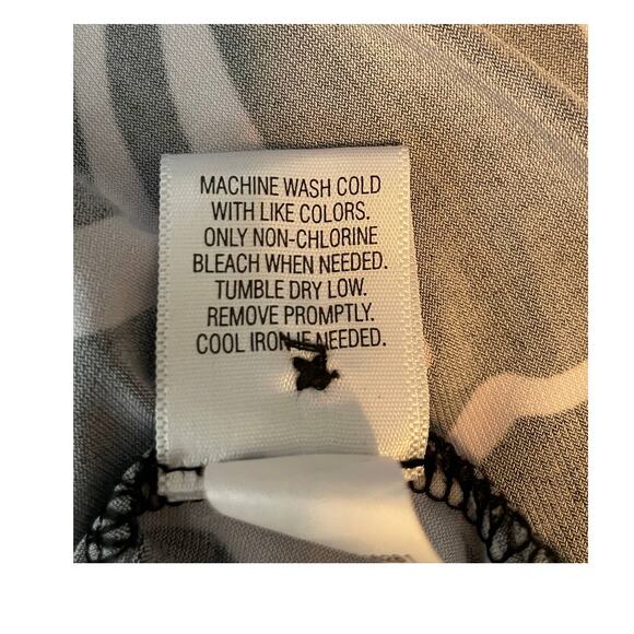 Croft and Barrow Size L Tunic. 3/4 Sleeve.  Grey w/design - Picture 5 of 16